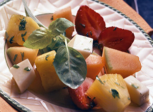 Salata od sira i voća