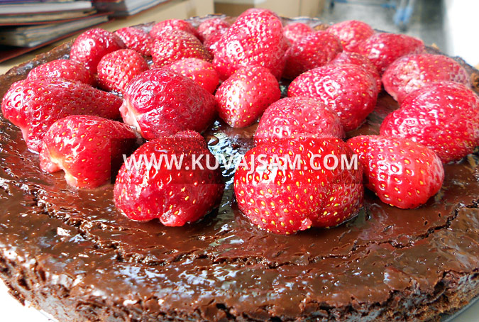 Crna torta s jagodama (foto: kuvajsam.com)