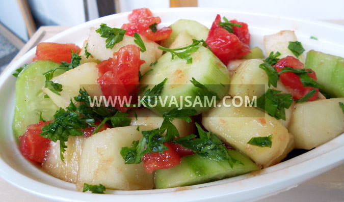 Salata sa krastavcem, paradajzom i dinjom (foto: kuvajsam.com)