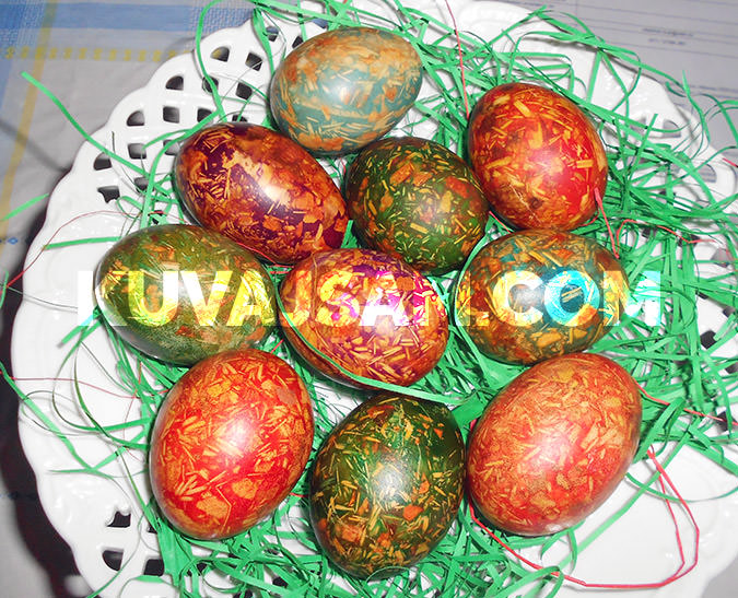 Farbanje uskršnjih jaja... lukovina + trava (foto: kuvajsam.com)