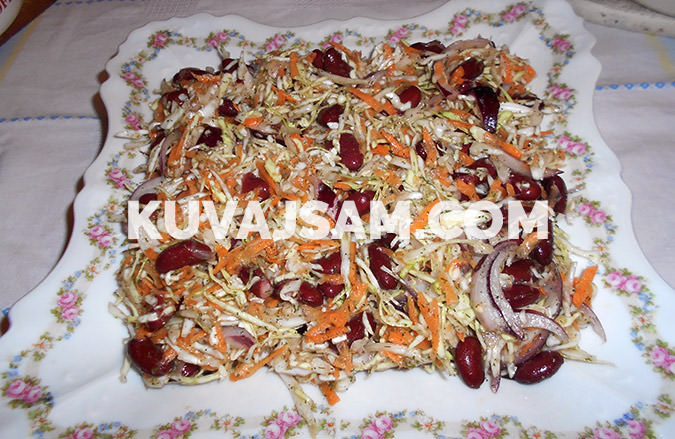 Salata - kupus, pasulj, luk (foto: kuvajsam.com)