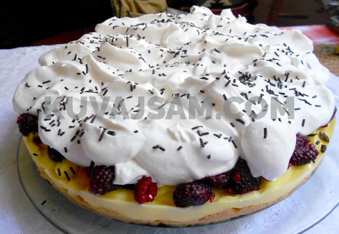 Torta sa breskvama i malinama (foto: kuvajsam.com)