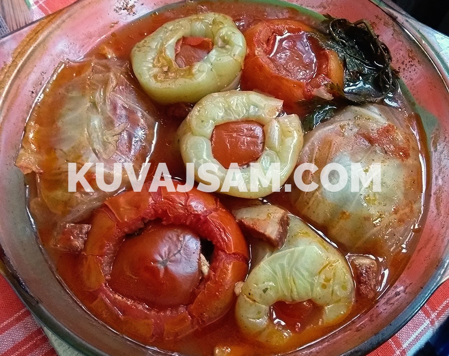 Dolma - punjene paprike, paradajz i sladak kupus (foto: kuvajsam.com)
